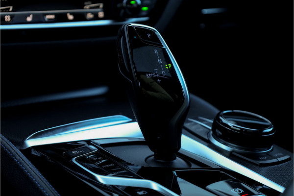 BMW 5 Serie 545e xDrive Individual Soft Close / M-zetels / Leder dashboard /