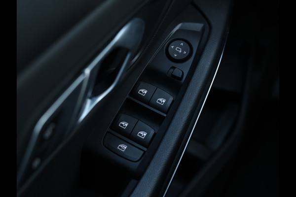 BMW 3-serie 330e M Sport HiFi / 19 inch / M-Sport remmen / Leder /