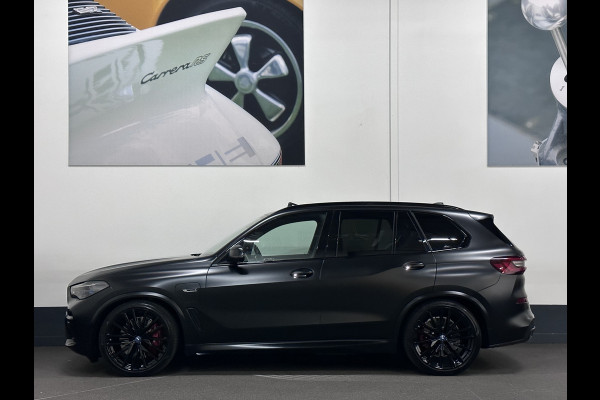 BMW X5 45e | M Sportseats | Frozen Black | Carbon | 360 Camera | Skylounce | ACC | Stoel Massage & Ventilatie | Indiv. Leder | Laser-LE Softclose | Achterasbesturing | Glasapplicatie | Displaykey | Stuur en achterbank verwarming | TH | 4-Zone | Isolatieglas | 22" | Bovag garantie.