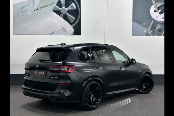 BMW X5 45e | M Sportseats | Frozen Black | Carbon | 360 Camera | Skylounce | ACC | Stoel Massage & Ventilatie | Indiv. Leder | Laser-LE Softclose | Achterasbesturing | Glasapplicatie | Displaykey | Stuur en achterbank verwarming | TH | 4-Zone | Isolatieglas | 22" | Bovag garantie.