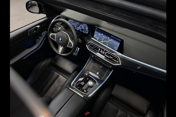 BMW X5 45e | M Sportseats | Frozen Black | Carbon | 360 Camera | Skylounce | ACC | Stoel Massage & Ventilatie | Indiv. Leder | Laser-LE Softclose | Achterasbesturing | Glasapplicatie | Displaykey | Stuur en achterbank verwarming | TH | 4-Zone | Isolatieglas | 22" | Bovag garantie.