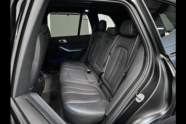 BMW X5 45e | M Sportseats | Frozen Black | Carbon | 360 Camera | Skylounce | ACC | Stoel Massage & Ventilatie | Indiv. Leder | Laser-LE Softclose | Achterasbesturing | Glasapplicatie | Displaykey | Stuur en achterbank verwarming | TH | 4-Zone | Isolatieglas | 22" | Bovag garantie.