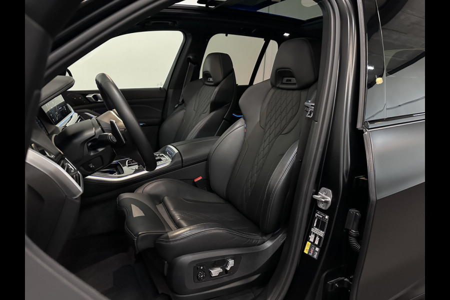 BMW X5 45e | M Sportseats | Frozen Black | Carbon | 360 Camera | Skylounce | ACC | Stoel Massage & Ventilatie | Indiv. Leder | Laser-LE Softclose | Achterasbesturing | Glasapplicatie | Displaykey | Stuur en achterbank verwarming | TH | 4-Zone | Isolatieglas | 22" | Bovag garantie.