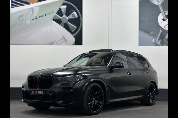 BMW X5 45e | M Sportseats | Frozen Black | Carbon | 360 Camera | Skylounce | ACC | Stoel Massage & Ventilatie | Indiv. Leder | Laser-LE Softclose | Achterasbesturing | Glasapplicatie | Displaykey | Stuur en achterbank verwarming | TH | 4-Zone | Isolatieglas | 22" | Bovag garantie.