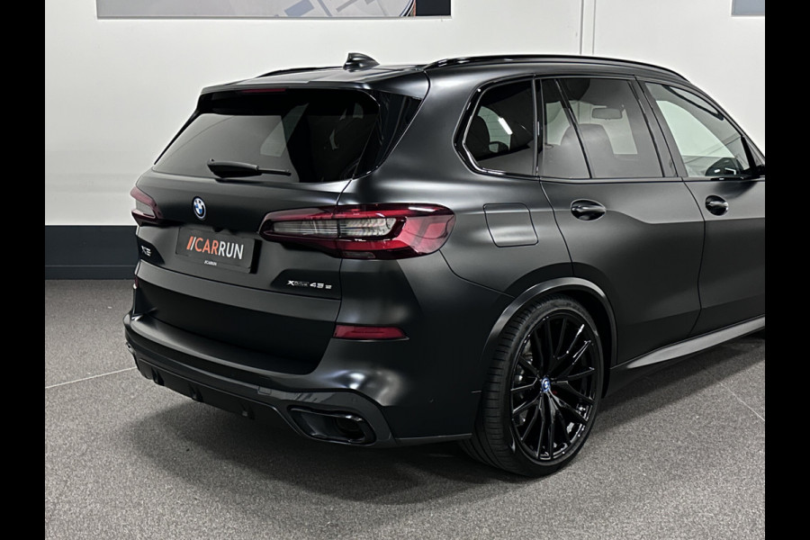 BMW X5 45e | M Sportseats | Frozen Black | Carbon | 360 Camera | Skylounce | ACC | Stoel Massage & Ventilatie | Indiv. Leder | Laser-LE Softclose | Achterasbesturing | Glasapplicatie | Displaykey | Stuur en achterbank verwarming | TH | 4-Zone | Isolatieglas | 22" | Bovag garantie.