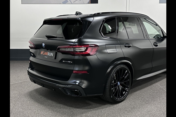 BMW X5 45e | M Sportseats | Frozen Black | Carbon | 360 Camera | Skylounce | ACC | Stoel Massage & Ventilatie | Indiv. Leder | Laser-LE Softclose | Achterasbesturing | Glasapplicatie | Displaykey | Stuur en achterbank verwarming | TH | 4-Zone | Isolatieglas | 22" | Bovag garantie.