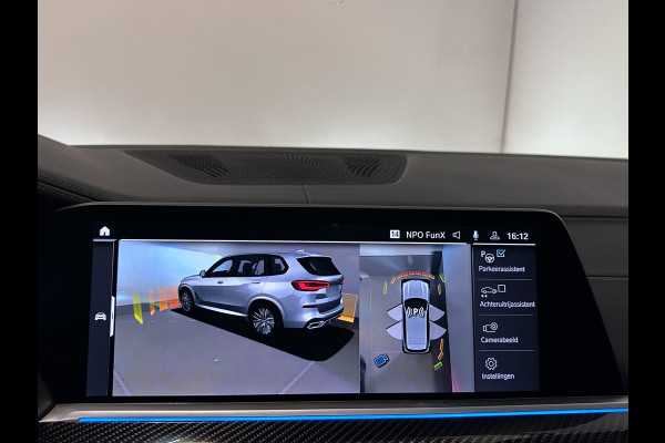 BMW X5 45e | M Sportseats | Frozen Black | Carbon | 360 Camera | Skylounce | ACC | Stoel Massage & Ventilatie | Indiv. Leder | Laser-LE Softclose | Achterasbesturing | Glasapplicatie | Displaykey | Stuur en achterbank verwarming | TH | 4-Zone | Isolatieglas | 22" | Bovag garantie.