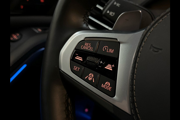 BMW X5 45e | M Sportseats | Frozen Black | Carbon | 360 Camera | Skylounce | ACC | Stoel Massage & Ventilatie | Indiv. Leder | Laser-LE Softclose | Achterasbesturing | Glasapplicatie | Displaykey | Stuur en achterbank verwarming | TH | 4-Zone | Isolatieglas | 22" | Bovag garantie.