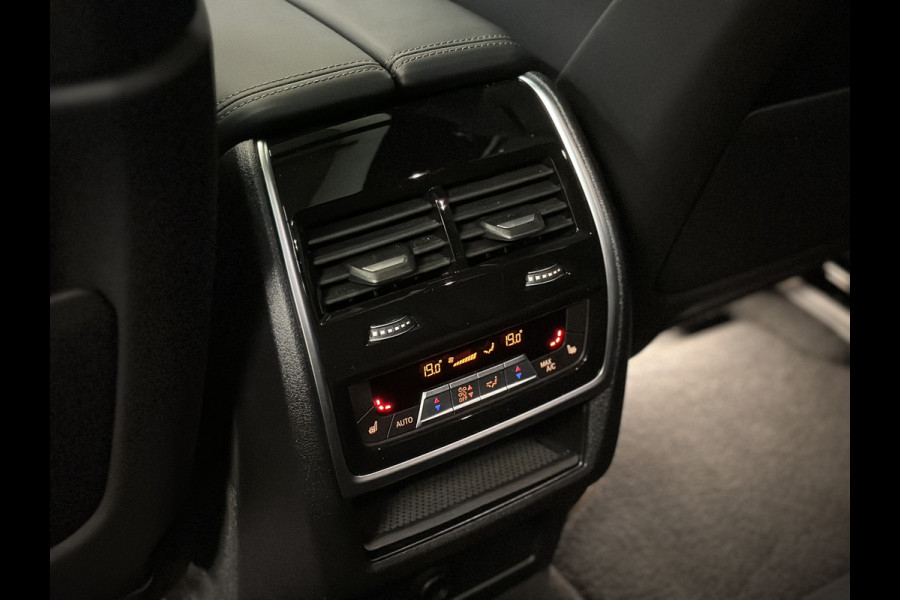 BMW X5 45e | M Sportseats | Frozen Black | Carbon | 360 Camera | Skylounce | ACC | Stoel Massage & Ventilatie | Indiv. Leder | Laser-LE Softclose | Achterasbesturing | Glasapplicatie | Displaykey | Stuur en achterbank verwarming | TH | 4-Zone | Isolatieglas | 22" | Bovag garantie.