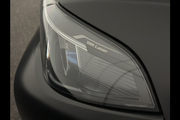 BMW X5 45e | M Sportseats | Frozen Black | Carbon | 360 Camera | Skylounce | ACC | Stoel Massage & Ventilatie | Indiv. Leder | Laser-LE Softclose | Achterasbesturing | Glasapplicatie | Displaykey | Stuur en achterbank verwarming | TH | 4-Zone | Isolatieglas | 22" | Bovag garantie.