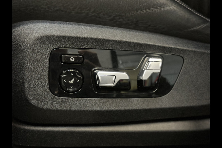 BMW X5 45e | M Sportseats | Frozen Black | Carbon | 360 Camera | Skylounce | ACC | Stoel Massage & Ventilatie | Indiv. Leder | Laser-LE Softclose | Achterasbesturing | Glasapplicatie | Displaykey | Stuur en achterbank verwarming | TH | 4-Zone | Isolatieglas | 22" | Bovag garantie.