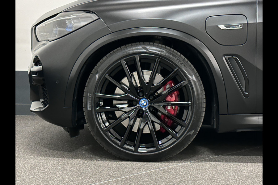 BMW X5 45e | M Sportseats | Frozen Black | Carbon | 360 Camera | Skylounce | ACC | Stoel Massage & Ventilatie | Indiv. Leder | Laser-LE Softclose | Achterasbesturing | Glasapplicatie | Displaykey | Stuur en achterbank verwarming | TH | 4-Zone | Isolatieglas | 22" | Bovag garantie.