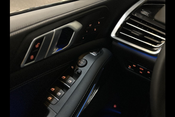 BMW X5 45e | M Sportseats | Frozen Black | Carbon | 360 Camera | Skylounce | ACC | Stoel Massage & Ventilatie | Indiv. Leder | Laser-LE Softclose | Achterasbesturing | Glasapplicatie | Displaykey | Stuur en achterbank verwarming | TH | 4-Zone | Isolatieglas | 22" | Bovag garantie.
