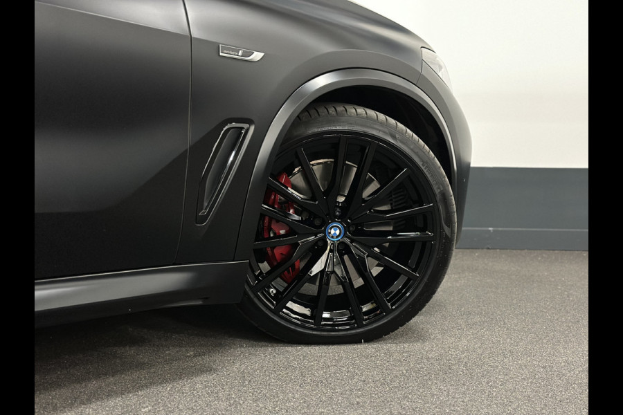 BMW X5 45e | M Sportseats | Frozen Black | Carbon | 360 Camera | Skylounce | ACC | Stoel Massage & Ventilatie | Indiv. Leder | Laser-LE Softclose | Achterasbesturing | Glasapplicatie | Displaykey | Stuur en achterbank verwarming | TH | 4-Zone | Isolatieglas | 22" | Bovag garantie.