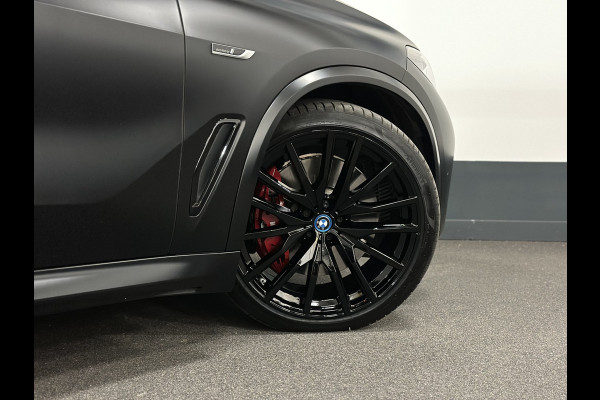 BMW X5 45e | M Sportseats | Frozen Black | Carbon | 360 Camera | Skylounce | ACC | Stoel Massage & Ventilatie | Indiv. Leder | Laser-LE Softclose | Achterasbesturing | Glasapplicatie | Displaykey | Stuur en achterbank verwarming | TH | 4-Zone | Isolatieglas | 22" | Bovag garantie.