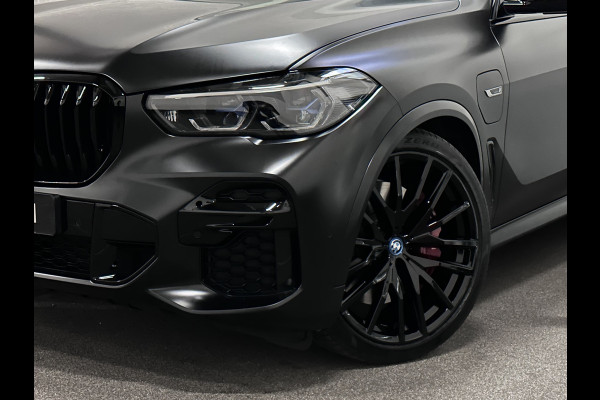 BMW X5 45e | M Sportseats | Frozen Black | Carbon | 360 Camera | Skylounce | ACC | Stoel Massage & Ventilatie | Indiv. Leder | Laser-LE Softclose | Achterasbesturing | Glasapplicatie | Displaykey | Stuur en achterbank verwarming | TH | 4-Zone | Isolatieglas | 22" | Bovag garantie.