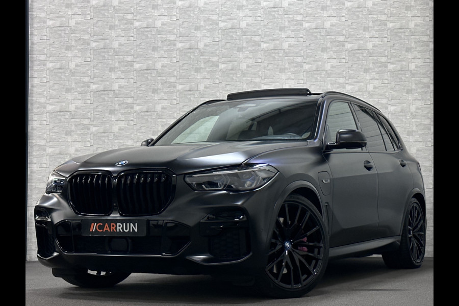 BMW X5 45e | M Sportseats | Frozen Black | Carbon | 360 Camera | Skylounce | ACC | Stoel Massage & Ventilatie | Indiv. Leder | Laser-LE Softclose | Achterasbesturing | Glasapplicatie | Displaykey | Stuur en achterbank verwarming | TH | 4-Zone | Isolatieglas | 22" | Bovag garantie.