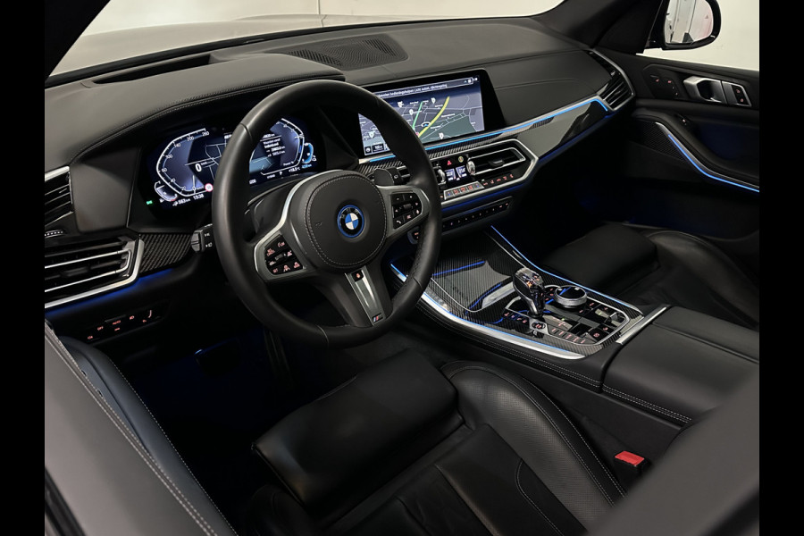 BMW X5 45e | M Sportseats | Frozen Black | Carbon | 360 Camera | Skylounce | ACC | Stoel Massage & Ventilatie | Indiv. Leder | Laser-LE Softclose | Achterasbesturing | Glasapplicatie | Displaykey | Stuur en achterbank verwarming | TH | 4-Zone | Isolatieglas | 22" | Bovag garantie.