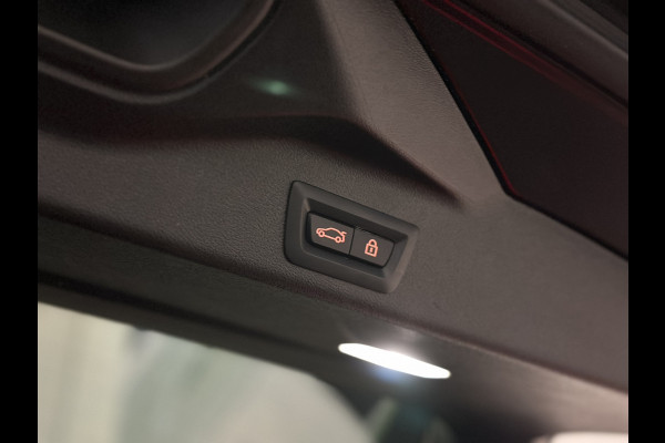 BMW X5 45e | M Sportseats | Frozen Black | Carbon | 360 Camera | Skylounce | ACC | Stoel Massage & Ventilatie | Indiv. Leder | Laser-LE Softclose | Achterasbesturing | Glasapplicatie | Displaykey | Stuur en achterbank verwarming | TH | 4-Zone | Isolatieglas | 22" | Bovag garantie.