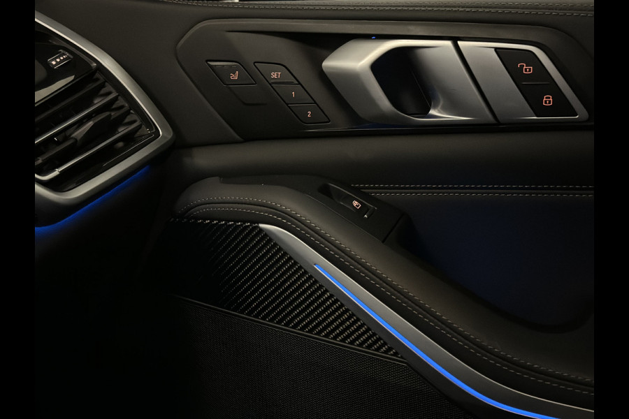 BMW X5 45e | M Sportseats | Frozen Black | Carbon | 360 Camera | Skylounce | ACC | Stoel Massage & Ventilatie | Indiv. Leder | Laser-LE Softclose | Achterasbesturing | Glasapplicatie | Displaykey | Stuur en achterbank verwarming | TH | 4-Zone | Isolatieglas | 22" | Bovag garantie.