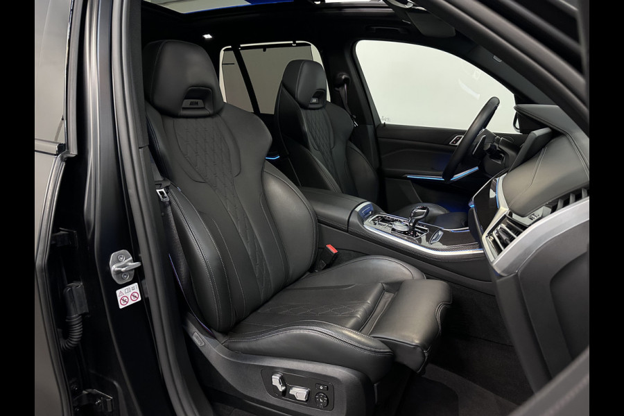 BMW X5 45e | M Sportseats | Frozen Black | Carbon | 360 Camera | Skylounce | ACC | Stoel Massage & Ventilatie | Indiv. Leder | Laser-LE Softclose | Achterasbesturing | Glasapplicatie | Displaykey | Stuur en achterbank verwarming | TH | 4-Zone | Isolatieglas | 22" | Bovag garantie.