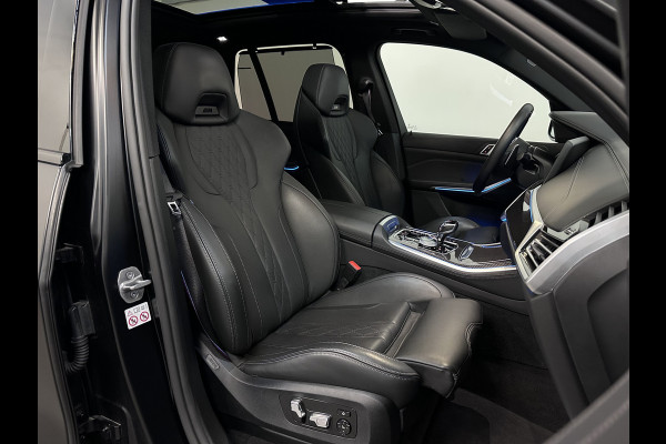 BMW X5 45e | M Sportseats | Frozen Black | Carbon | 360 Camera | Skylounce | ACC | Stoel Massage & Ventilatie | Indiv. Leder | Laser-LE Softclose | Achterasbesturing | Glasapplicatie | Displaykey | Stuur en achterbank verwarming | TH | 4-Zone | Isolatieglas | 22" | Bovag garantie.