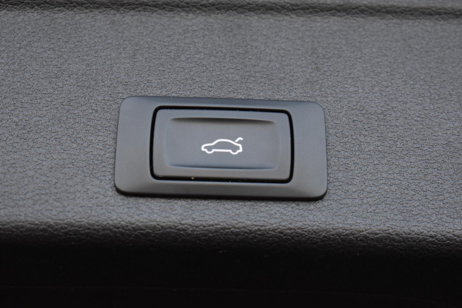 Audi A4 Avant 2.0 TFSI MHEV Sport S line black edition 3x S-line Keyless Leder Matrix