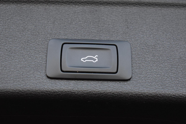 Audi A4 Avant 2.0 TFSI MHEV Sport S line black edition 3x S-line Keyless Leder Matrix