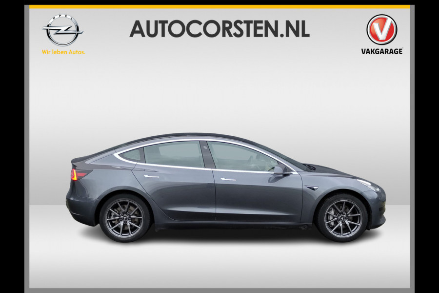 Tesla Model 3 ** GERESERVEERD** RWD SR plus 325PK SOH 91% Trekhaak Lmv 18" AutoPilot FSD Leder Panoramadak Adaptive-Cruise Camera's Elektr.-Stuur+Stoelen+Spiege Navi LED Comfortstoelen ACC DAB Voorverwarmen interieur via App Keyless One-Pedal-Drive Origineel Nederlandse Auto 1.000KG Trekgewicht