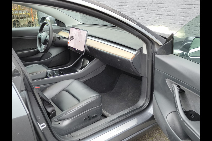 Tesla Model 3 ** GERESERVEERD** RWD SR plus 325PK SOH 91% Trekhaak Lmv 18" AutoPilot FSD Leder Panoramadak Adaptive-Cruise Camera's Elektr.-Stuur+Stoelen+Spiege Navi LED Comfortstoelen ACC DAB Voorverwarmen interieur via App Keyless One-Pedal-Drive Origineel Nederlandse Auto 1.000KG Trekgewicht