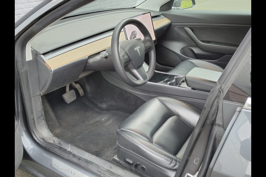 Tesla Model 3 ** GERESERVEERD** RWD SR plus 325PK SOH 91% Trekhaak Lmv 18" AutoPilot FSD Leder Panoramadak Adaptive-Cruise Camera's Elektr.-Stuur+Stoelen+Spiege Navi LED Comfortstoelen ACC DAB Voorverwarmen interieur via App Keyless One-Pedal-Drive Origineel Nederlandse Auto 1.000KG Trekgewicht