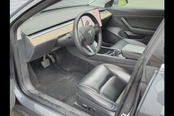 Tesla Model 3 ** GERESERVEERD** RWD SR plus 325PK SOH 91% Trekhaak Lmv 18" AutoPilot FSD Leder Panoramadak Adaptive-Cruise Camera's Elektr.-Stuur+Stoelen+Spiege Navi LED Comfortstoelen ACC DAB Voorverwarmen interieur via App Keyless One-Pedal-Drive Origineel Nederlandse Auto 1.000KG Trekgewicht