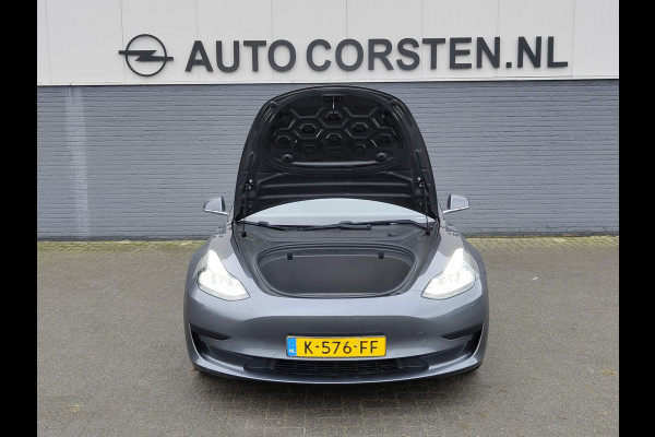 Tesla Model 3 ** GERESERVEERD** RWD SR plus 325PK SOH 91% Trekhaak Lmv 18" AutoPilot FSD Leder Panoramadak Adaptive-Cruise Camera's Elektr.-Stuur+Stoelen+Spiege Navi LED Comfortstoelen ACC DAB Voorverwarmen interieur via App Keyless One-Pedal-Drive Origineel Nederlandse Auto 1.000KG Trekgewicht