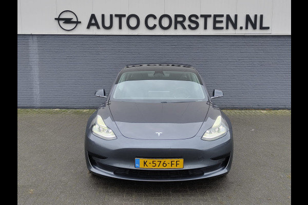 Tesla Model 3 ** GERESERVEERD** RWD SR plus 325PK SOH 91% Trekhaak Lmv 18" AutoPilot FSD Leder Panoramadak Adaptive-Cruise Camera's Elektr.-Stuur+Stoelen+Spiege Navi LED Comfortstoelen ACC DAB Voorverwarmen interieur via App Keyless One-Pedal-Drive Origineel Nederlandse Auto 1.000KG Trekgewicht