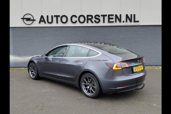 Tesla Model 3 ** GERESERVEERD** RWD SR plus 325PK SOH 91% Trekhaak Lmv 18" AutoPilot FSD Leder Panoramadak Adaptive-Cruise Camera's Elektr.-Stuur+Stoelen+Spiege Navi LED Comfortstoelen ACC DAB Voorverwarmen interieur via App Keyless One-Pedal-Drive Origineel Nederlandse Auto 1.000KG Trekgewicht