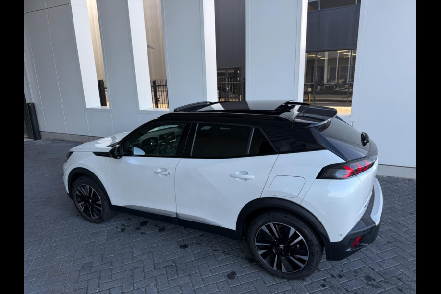 Peugeot e-2008 EV GT 50 kWh, elect. te openen panoramadak, achteruitrijcamera, 1/2 lederen sportinterieur, 17 inch, adaptief cruis