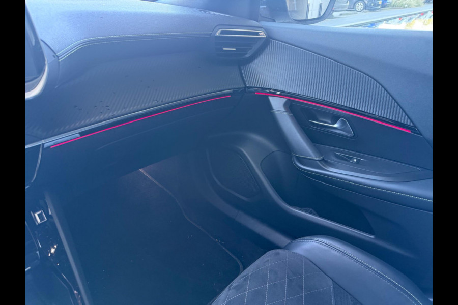 Peugeot e-2008 EV GT 50 kWh, elect. te openen panoramadak, achteruitrijcamera, 1/2 lederen sportinterieur, 17 inch, adaptief cruis