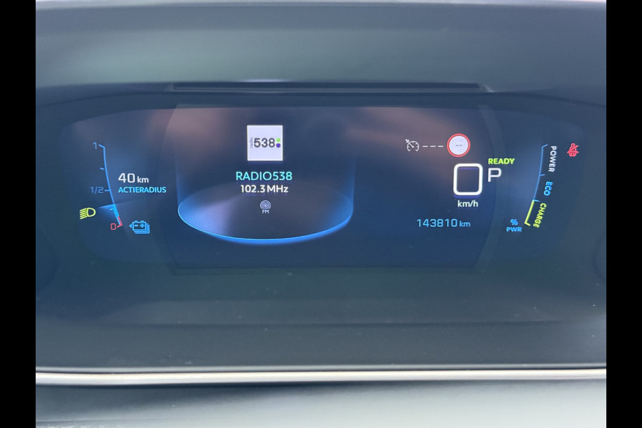 Peugeot e-208 EV Allure Première 50kWh SOH 89% Navi Ecc Stoelverwarming 360°Camera Apple Carplay Android Auto Cruise Control Pdc Led Lmv 16" Privacy Glas DAB+ Keyless Rijstrooksensor 1e Eigenaar Origineel Nederlandse Auto Dealeronderhouden