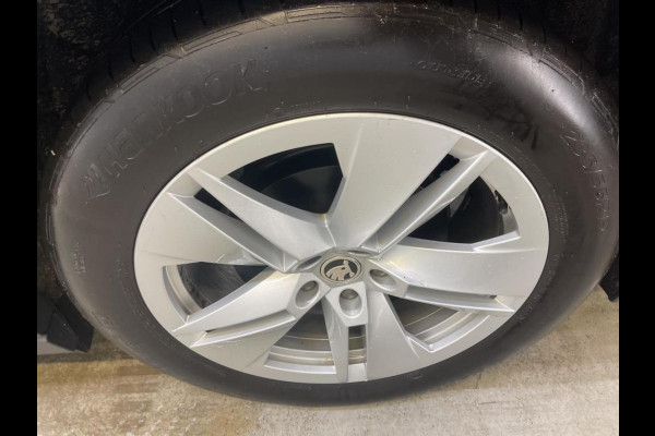 Škoda ENYAQ iV 60 Airco ECC Navi Wireless Carplay Sportpack Adaptive Cruise Control Trekhaak PDC Full LED 19" Velgen Ambient light