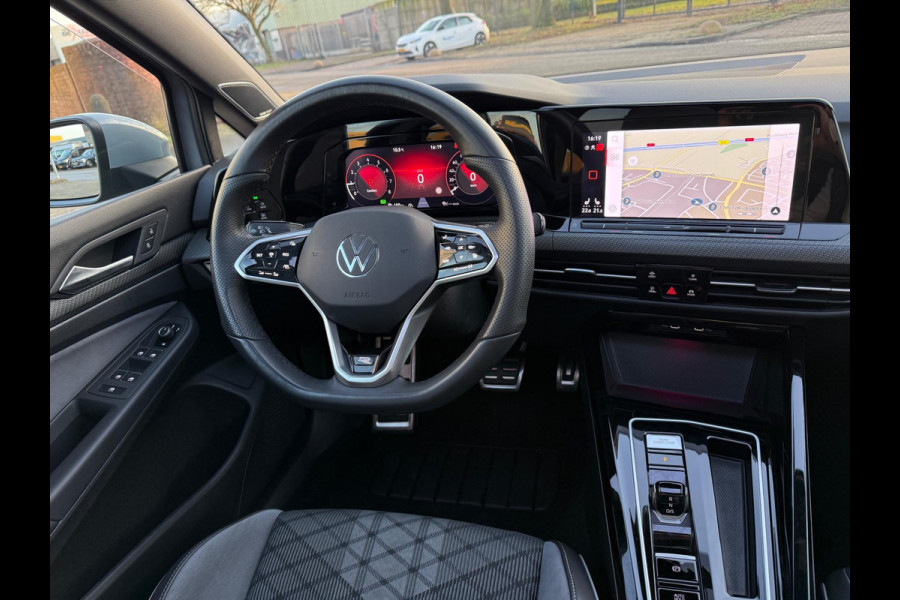 Volkswagen Golf 1.5 eTSI 2024 FACE-LIFT R-LINE DSG PANO ACC LEDER ALCANTARA