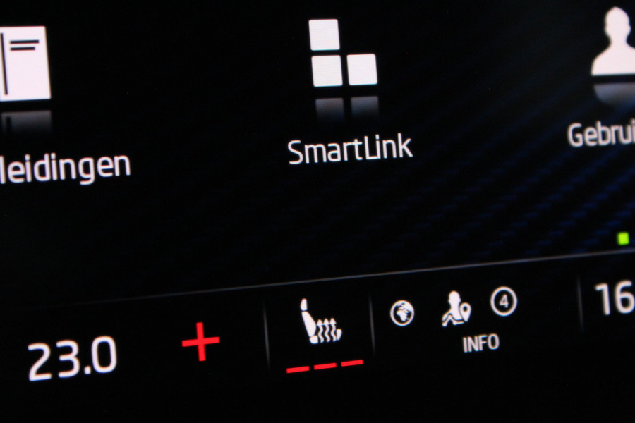 Škoda Octavia Combi 1.0 TSI Business > Trekhaak/Achteruitrijcamera/Stoelverwarming/Parkeerhulp voor en achter