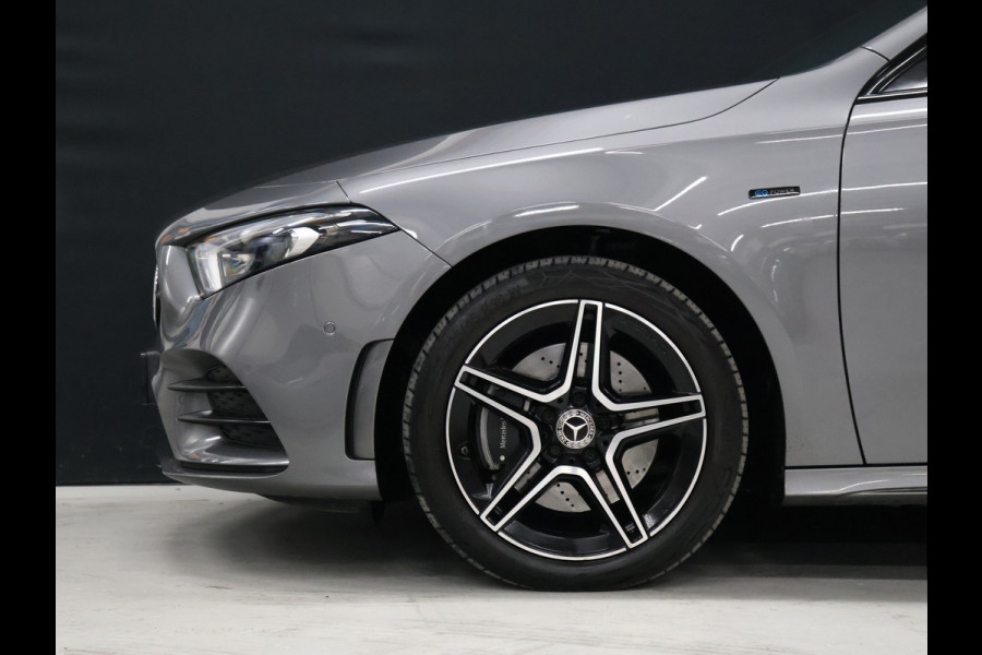 Mercedes-Benz A-Klasse 250 e AMG Limited [SCHUIFKANTELDAK, SFEERVERLICHTING, CAMERA, PDC V+A, MEMORY SEATS, APPLE CARPLAY, ANDROID AUTO, CRUISE CONTROL, STOELVERWARMING, NIEUWSTAAT]