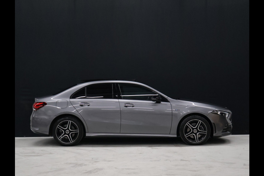 Mercedes-Benz A-Klasse 250 e AMG Limited [SCHUIFKANTELDAK, SFEERVERLICHTING, CAMERA, PDC V+A, MEMORY SEATS, APPLE CARPLAY, ANDROID AUTO, CRUISE CONTROL, STOELVERWARMING, NIEUWSTAAT]