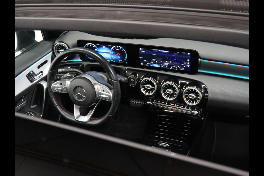 Mercedes-Benz A-Klasse 250 e AMG Limited [SCHUIFKANTELDAK, SFEERVERLICHTING, CAMERA, PDC V+A, MEMORY SEATS, APPLE CARPLAY, ANDROID AUTO, CRUISE CONTROL, STOELVERWARMING, NIEUWSTAAT]