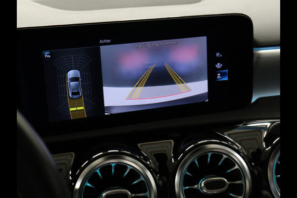 Mercedes-Benz A-Klasse 250 e AMG Limited [SCHUIFKANTELDAK, SFEERVERLICHTING, CAMERA, PDC V+A, MEMORY SEATS, APPLE CARPLAY, ANDROID AUTO, CRUISE CONTROL, STOELVERWARMING, NIEUWSTAAT]