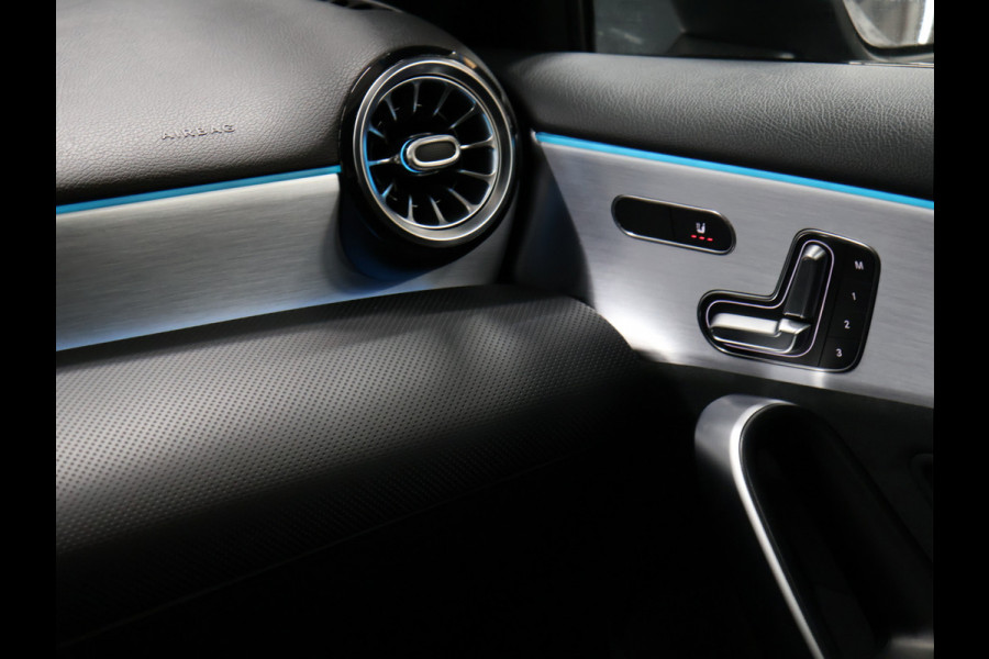 Mercedes-Benz A-Klasse 250 e AMG Limited [SCHUIFKANTELDAK, SFEERVERLICHTING, CAMERA, PDC V+A, MEMORY SEATS, APPLE CARPLAY, ANDROID AUTO, CRUISE CONTROL, STOELVERWARMING, NIEUWSTAAT]