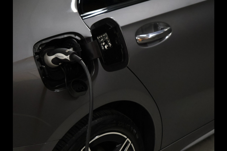 Mercedes-Benz A-Klasse 250 e AMG Limited [SCHUIFKANTELDAK, SFEERVERLICHTING, CAMERA, PDC V+A, MEMORY SEATS, APPLE CARPLAY, ANDROID AUTO, CRUISE CONTROL, STOELVERWARMING, NIEUWSTAAT]