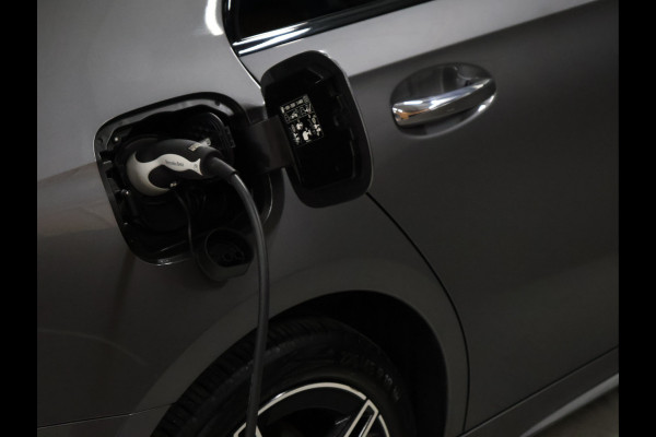 Mercedes-Benz A-Klasse 250 e AMG Limited [SCHUIFKANTELDAK, SFEERVERLICHTING, CAMERA, PDC V+A, MEMORY SEATS, APPLE CARPLAY, ANDROID AUTO, CRUISE CONTROL, STOELVERWARMING, NIEUWSTAAT]