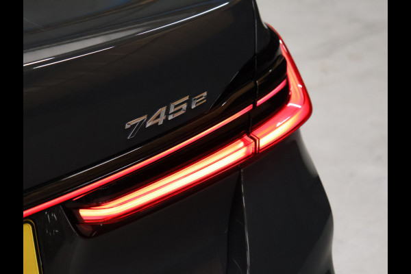 BMW 7 Serie 745e High Executive M Sport *WEEKAANBIEDING* [SCHUIFKANTELDAK, HARMAN/KARDON, APPLE CARPLAY, ANDROID, ELEKTRISCH VERSTELBARE STOELEN V+A, STOELMASSAGE V+A, LUCHTVERING, 360 CAMERA, HEAD-UP, STUURVERWARMING, STOELVERWARM