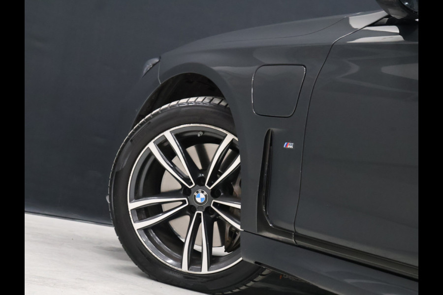 BMW 7 Serie 745e High Executive M Sport *WEEKAANBIEDING* [SCHUIFKANTELDAK, HARMAN/KARDON, APPLE CARPLAY, ANDROID, ELEKTRISCH VERSTELBARE STOELEN V+A, STOELMASSAGE V+A, LUCHTVERING, 360 CAMERA, HEAD-UP, STUURVERWARMING, STOELVERWARM